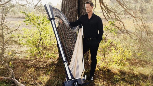 Celebrul harpist Xavier de Maistre deschide stagiunea Orchestrei de Cameră Radio