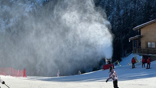 Temperaturile negative fac posibilă producerea de zăpadă artificială în Poiana Brașov