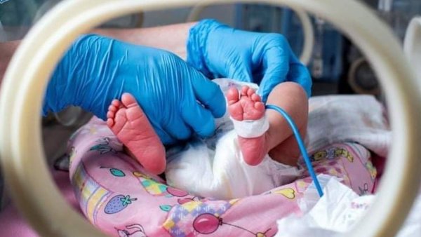 Tot mai mulți bebeluși cu infecții respiratorii. Recomandările medicilor