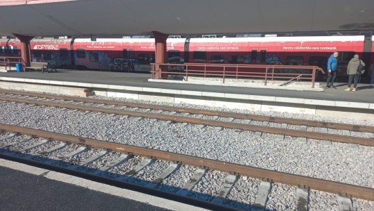 FOTO Șantier interminabil la Gara Brașov. Lucrările, un real pericol pentru călători!