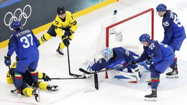 Hochei: Slovacia surprinde Finlanda, iar Suedia învinge Italia la debutul hocheiului olimpic | VIDEO