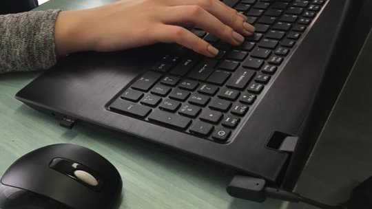 Acord parental privind accesul la rețelele sociale pentru adolescenții între 13 și 16 ani