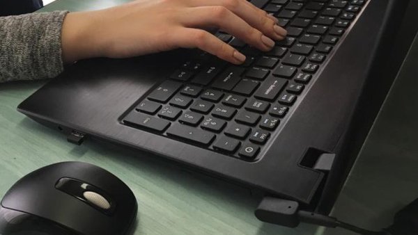 Acord parental privind accesul la rețelele sociale pentru adolescenții între 13 și 16 ani