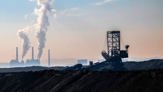 Zeci de angajaţi ai Complexului Energetic Oltenia au ieşit în stradă