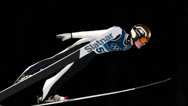 Sărituri cu schiurile. Prevc a luat aurul, iar românii nu au prins manşa secundă