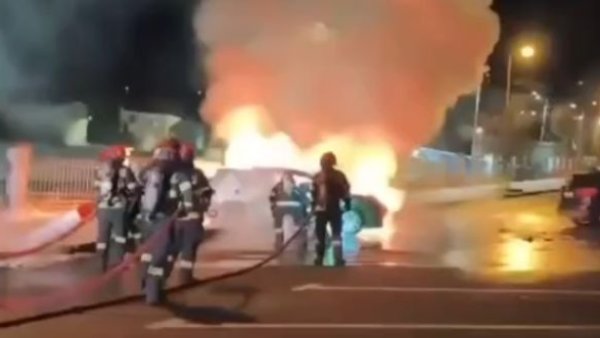 ISU Brașov, primele imagini de la incendiul provocat unei mașini, pe Aleea de sub Tâmpa | VIDEO