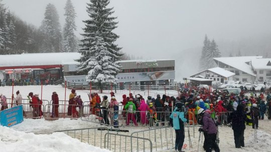 Strat nou de zăpadă în Postăvarul și pârtii pline de turiști