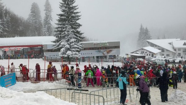 Strat nou de zăpadă în Postăvarul și pârtii pline de turiști