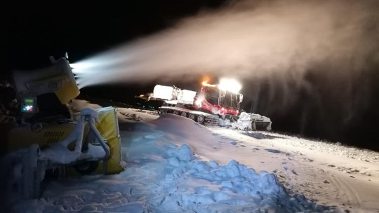 Se produce din nou zăpadă artificială pe domeniul schiabil din Poiana Brașov
