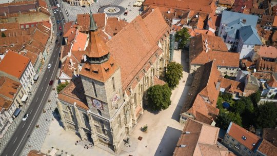 Licitație pentru mobilierul nou din curtea Bisericii Negre