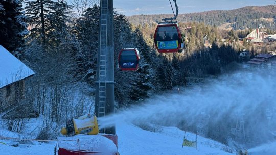 Se produce zăpadă artificială pe pârtiile din Postăvarul. Schiați cu atenție!