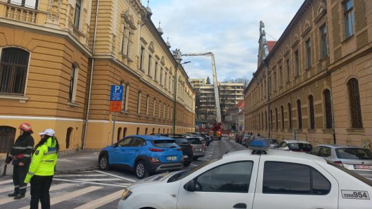 Bucăți de zid desprinse din clădirea Primăriei Brașov