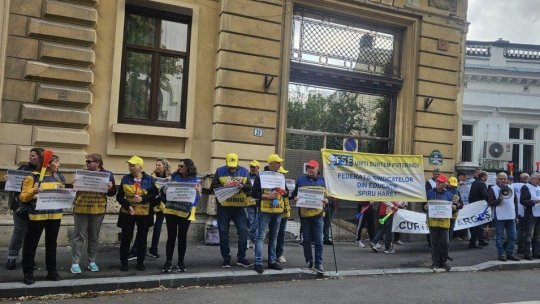 Cadre didactice şi angajaţi din învăţământ au protestat în faţa Guvernului