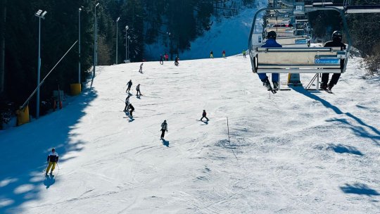 Instalațiile de transport pe cablu din Poiana Brașov pornesc mai devreme, de joi