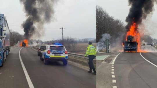 Automacara în flăcări, pe DN1. Traficul este blocat la Voila