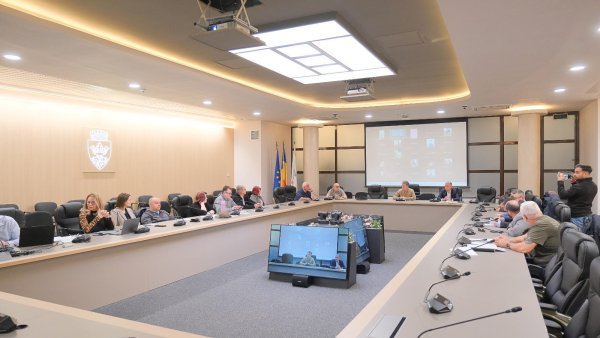 Întâlnire publică pentru dezbaterea regulamentului privind parcările de reședință | VIDEO