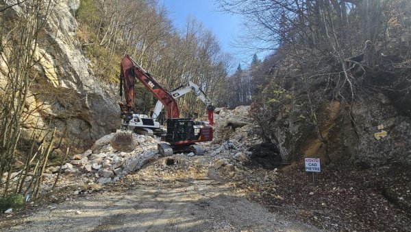 Au început lucrările de îndepărtare a stâncilor căzute la Pietrele lui Solomon