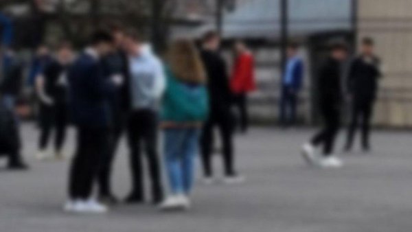 Studiu: Adolescenții găsesc cu ușurință substanțe care pot genera dependență