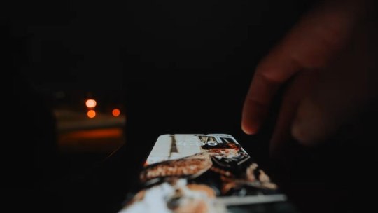 STAI SIGUR PE NET! Confesiunea unui adolescent despre TikTok, provocări virale și presiunea de a deveni „vizibil” | AUDIO