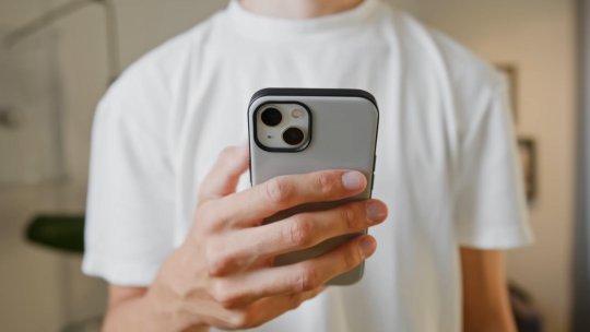 STAI SIGUR PE NET! Cum pot fi protejați copiii de pericolele invizibile din lumea digitală