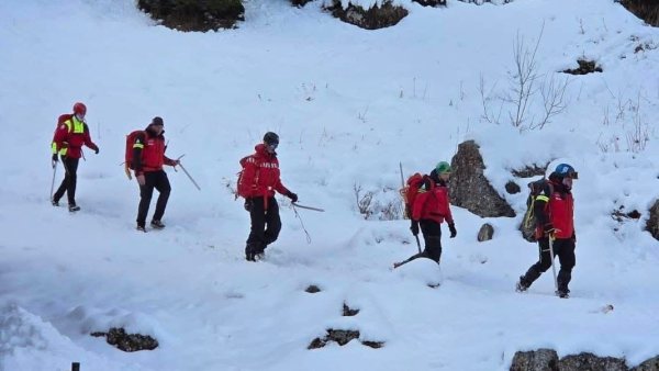 Un turist a rămas blocat pe un traseu închis din Bucegi din cauza avalanșelor