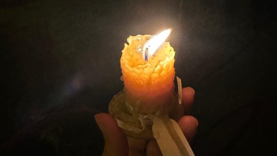 Lumânările aprinse, între simbol spiritual și responsabilitate. Reguli pentru prevenirea incendiilor