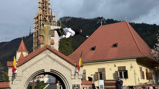 Junii au deschis Zilele Brașovului cu o tradiție unică în Europa, "Aruncatul în țol" | VIDEO+FOTO