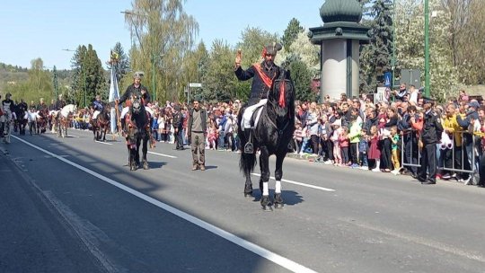 Brașovul în sărbătoare! Tradiția Junilor, de la Piața Unirii la Pietrele lui Solomon