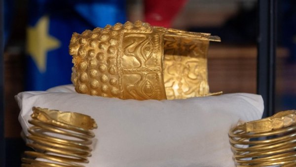 Olanda a predat României coiful dacic de la Coţofeneşti și două brățări de aur