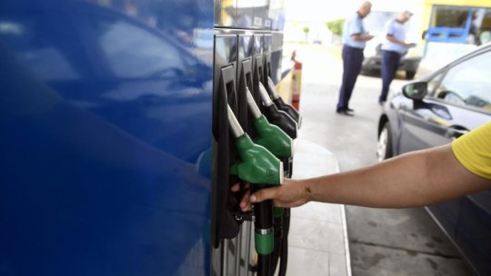 Prețurile carburanților la pompă au continuat să scadă
