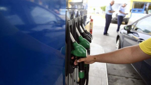 Prețurile carburanților la pompă au continuat să scadă