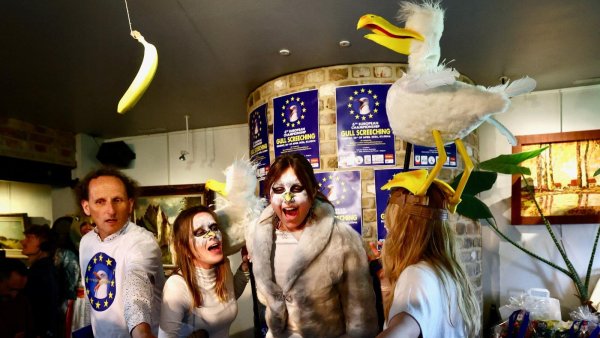 Peste 70 de concurenţi s-au întrecut la Campionatul european de imitat pescăruși