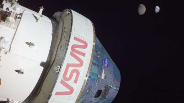 Capsula spaţială Orion a depăşit jumătatea distanţei dintre Pământ şi Lună