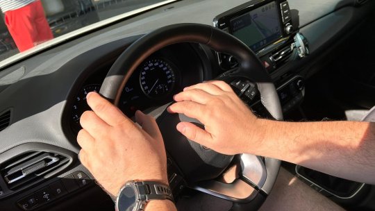 Şoferii ar putea să scape de amenzi dacă nu au în maşină permisul de conducere sau talonul