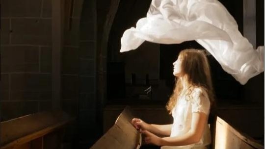 Trupa de teatru a Colegiului „Grigore Antipa” din Brașov prezintă spectacolul „Ajunge”