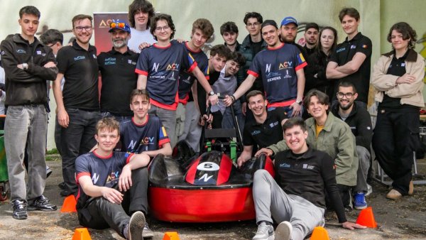 12 liceeni brașoveni au realizat un monopost electric de la zero