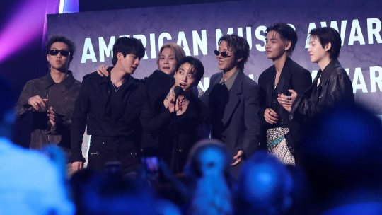Trupa K-pop BTS a câștigat trofeul „Artistul anului” la American Music Awards