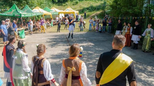 Invitație la Jocul Strămoșesc al Junilor din Șcheii Brașovului, de Rusalii