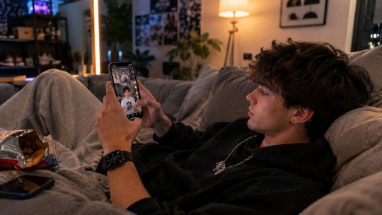 Peste jumătate dintre tinerii români din Generaţia Z au încredere în influenceri