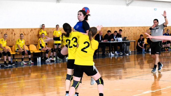 Handbal feminin. Debut cu victorie pentru junioarele Coronei la turneul final al Campionatului Național