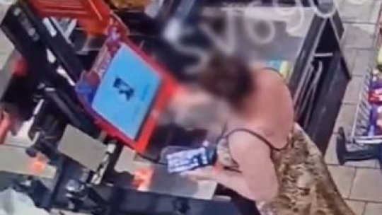 A plătit doar bureți de vase și a încercat să plece cu un cărucior plin din supermarket
