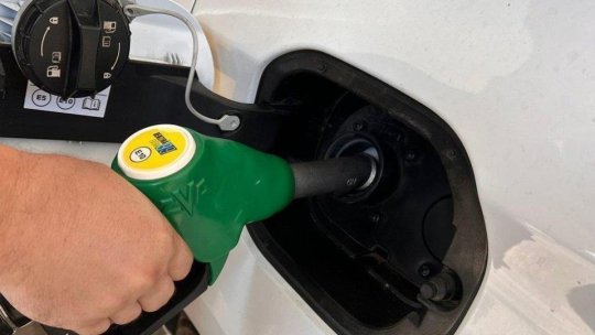 Prețul carburanților la pompă a scăzut ușor