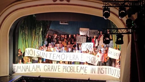 Opera Brașov: Spectacol încheiat cu protest. Artiștii reclamă probleme în instituție