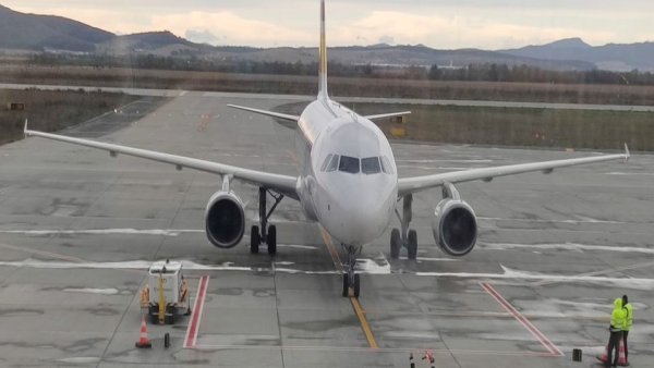 Aeroportul Internațional Brașov colaborează bine cu Romatsa pe servicii de navigație aeriană, dar se judecă din cauza unor facturi restante