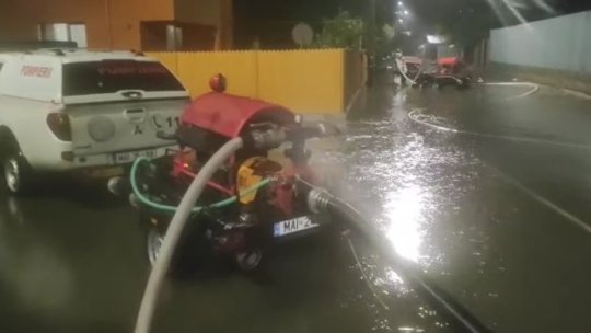 IGSU: Vremea nefavorabilă a provocat probleme în trafic și inundații în 18 localități