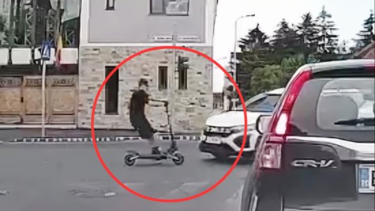 Adolescent aflat pe trotinetă, rănit după ce un șofer nu i-ar fi acordat prioritate într-o intersecție | VIDEO