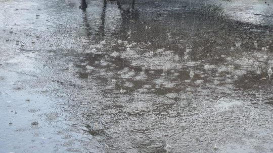 România, între nopţi tropicale şi ploi torenţiale
