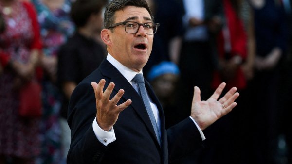 Noul premier britanic Andy Burnham își reunește cabinetul
