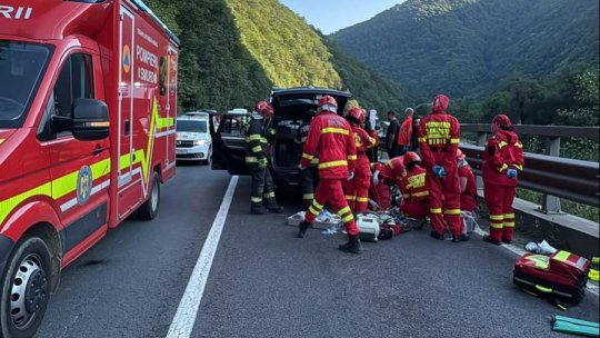 O stâncă s-a desprins de pe versant și a căzut peste un autoturism pe Valea Oltului