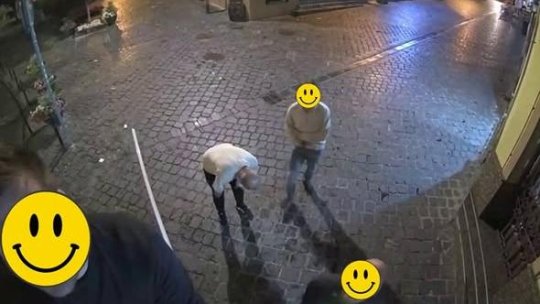Străini surprinși în timp ce lipeau autocolante pe stâlpi, în centrul Brașovului